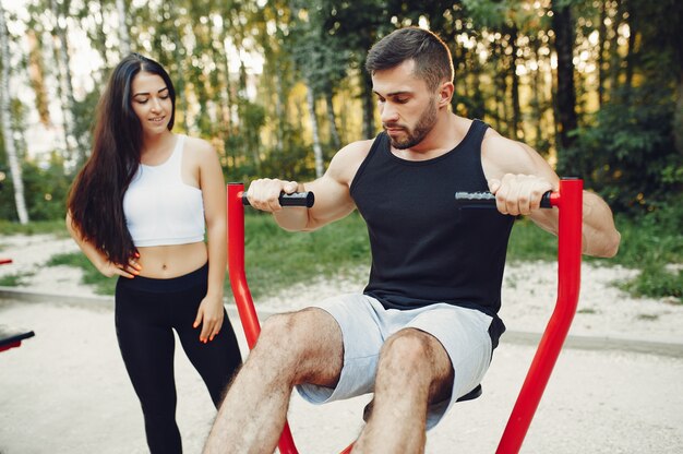 Mooi paar training in een zomer park