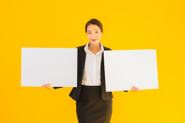 Mooi portret jonge Aziatische vrouw met een leeg bord