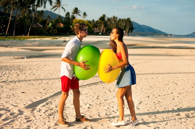 Mooi portret van twee gelukkige jonge mensen die daten en plezier hebben op het strand