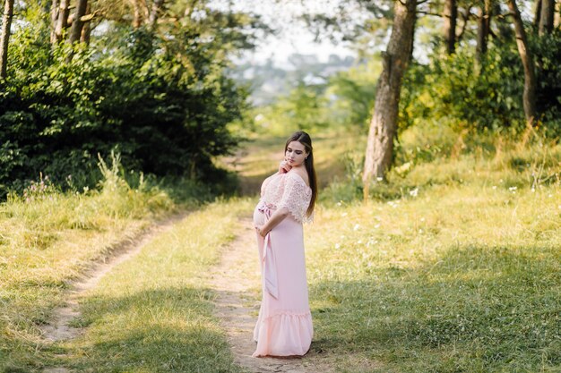 Mooi portret van zwangere vrouw