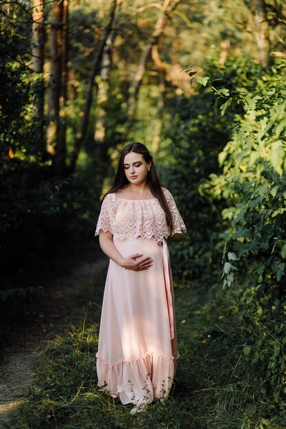 Mooi portret van zwangere vrouw