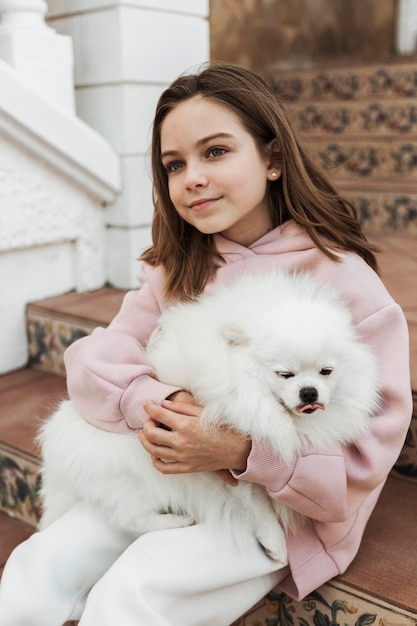 Mooi schattig meisje en haar metgezel