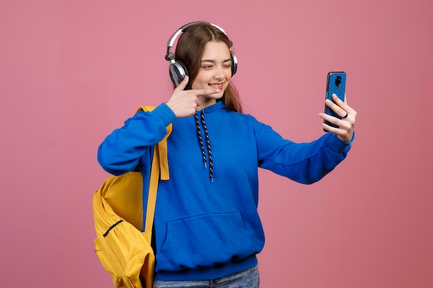 Mooi schoolmeisje staande selfie te nemen