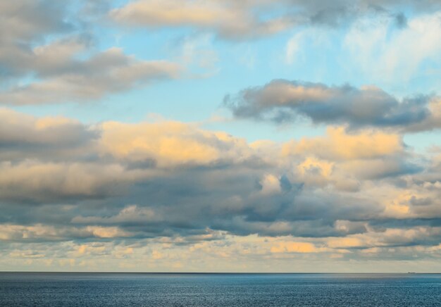 Mooi schoot een bewolkte hemel in de oceaan