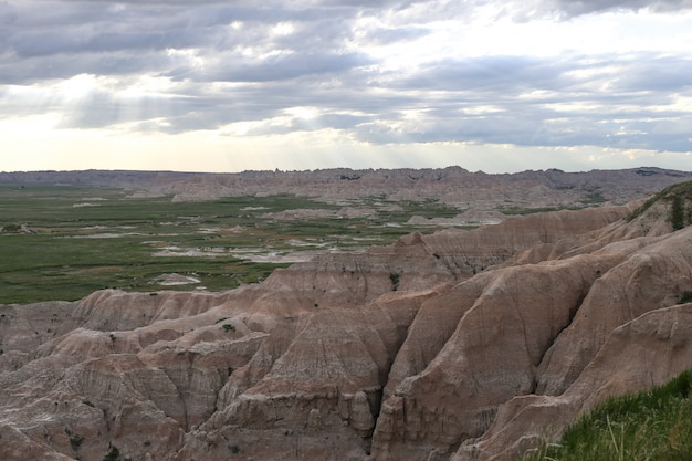 Mooi schot van badlands met grasvelden