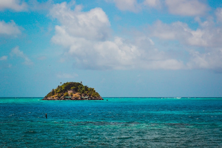 Gratis Foto mooi schot van cayo cangrejo providencia in colombia met een bewolkte blauwe hemel