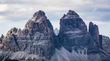 Gratis foto mooi schot van de bergen van tre cime di lavaredo met een bewolkte hemel