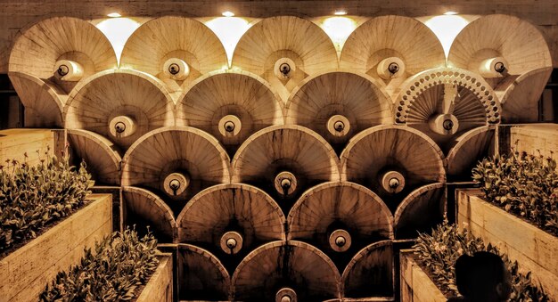 Mooi schot van de beroemde fontein van het openluchtmuseum Cascade in Yerevan. Armenië 's nachts