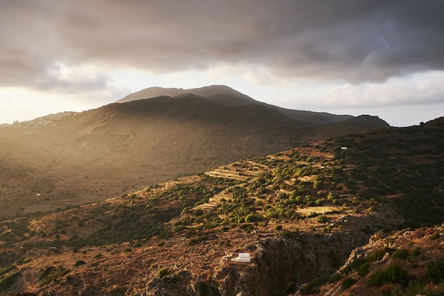 Mooi schot van de heuvels van Aegiali op het eiland Amorgos, Griekenland
