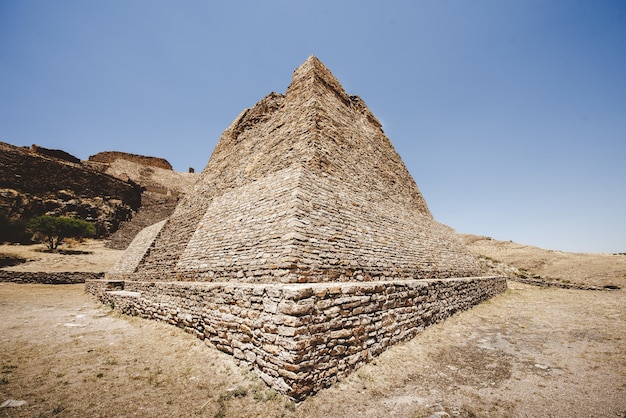 Mooi schot van de La Quemada Zacatecas-piramide met een blauwe hemel