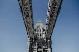 Gratis foto mooi schot van de london bridge van onderen