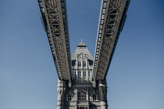 Mooi schot van de London Bridge van onderen