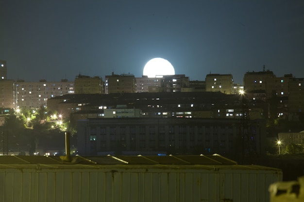 Gratis foto mooi schot van de maan over de prachtige stad yerevan tijdens de nacht