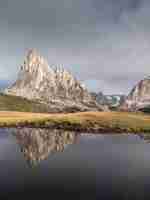 Gratis foto mooi schot van de weerspiegeling van bergen in een meer in italië