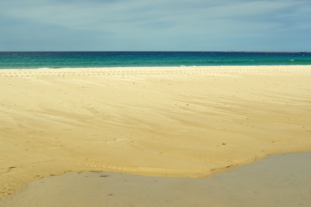 Gratis foto mooi schot van de zanderige oever van het strand playa chica in tarifa, spanje