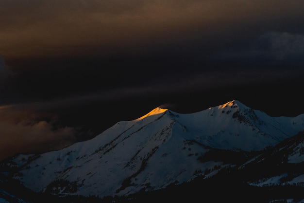 Mooi schot van een berg bedekt met sneeuw tijdens de late nacht