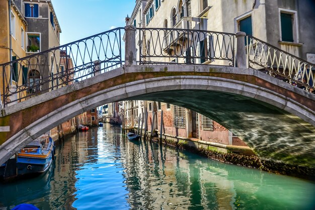 Mooi schot van een brug die over het kanaal in Venetië, Italië loopt
