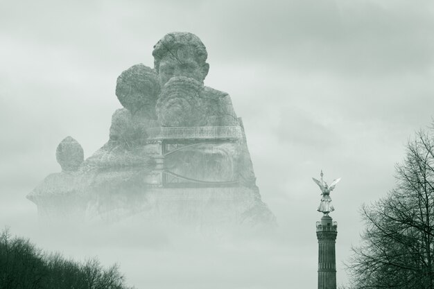 Mooi schot van een groot steenmonument dat door mist wordt omringd