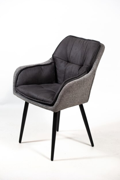 Mooi schot van een moderne zwarte en grijze stoel die op een wit wordt geïsoleerd