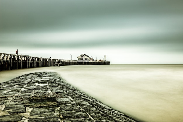 Mooi schot van een pier in de buurt van de zee onder de adembenemende hemel