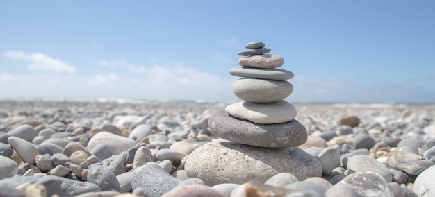 Mooi schot van een stapel rotsen op het strand