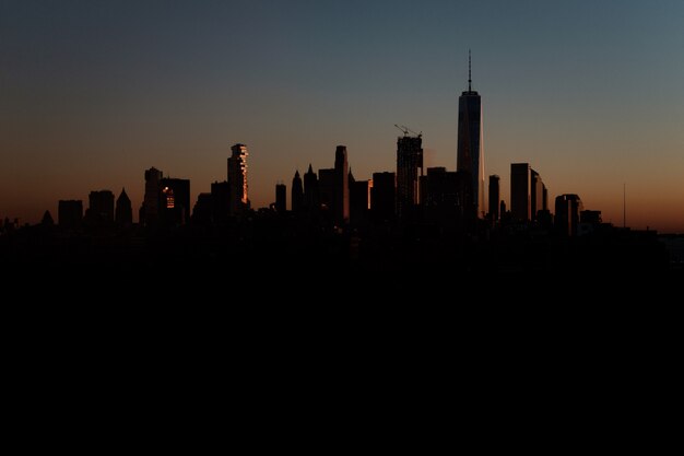 Mooi schot van een stedelijke stad bij zonsondergang