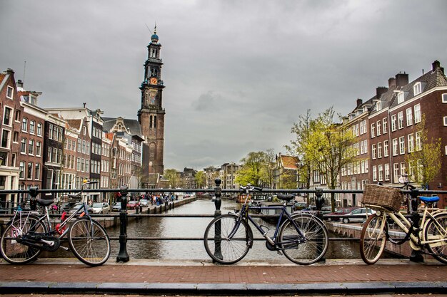 Mooi schot van fietsen leunde weer tegen het hek op een brug over de rivier