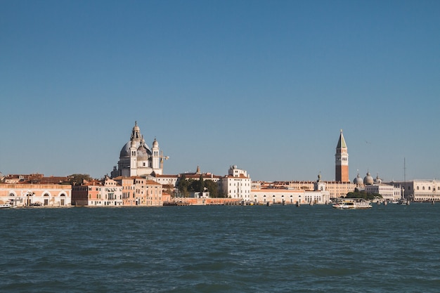 Mooi schot van gebouwen in de verte in de kanalen van Venetië Italië