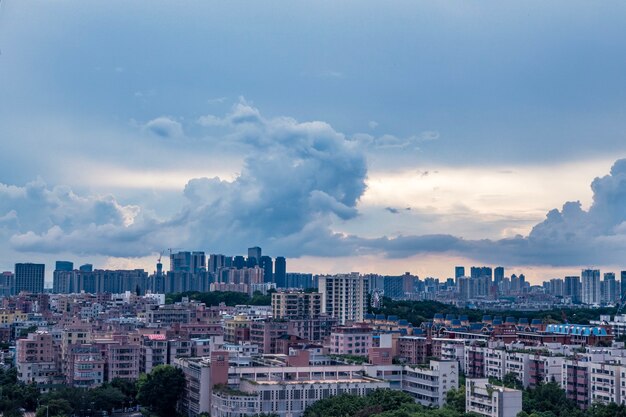 Mooi schot van gebouwen onder een blauwe bewolkte hemel