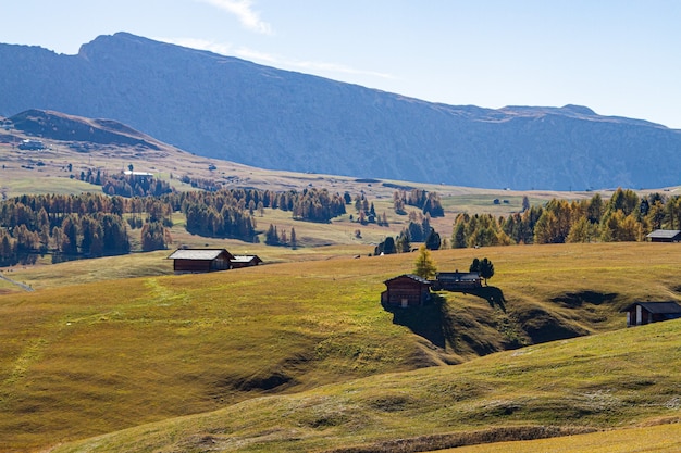 Mooi schot van gebouwen op een met gras begroeide heuvel in Dolomiet Italië