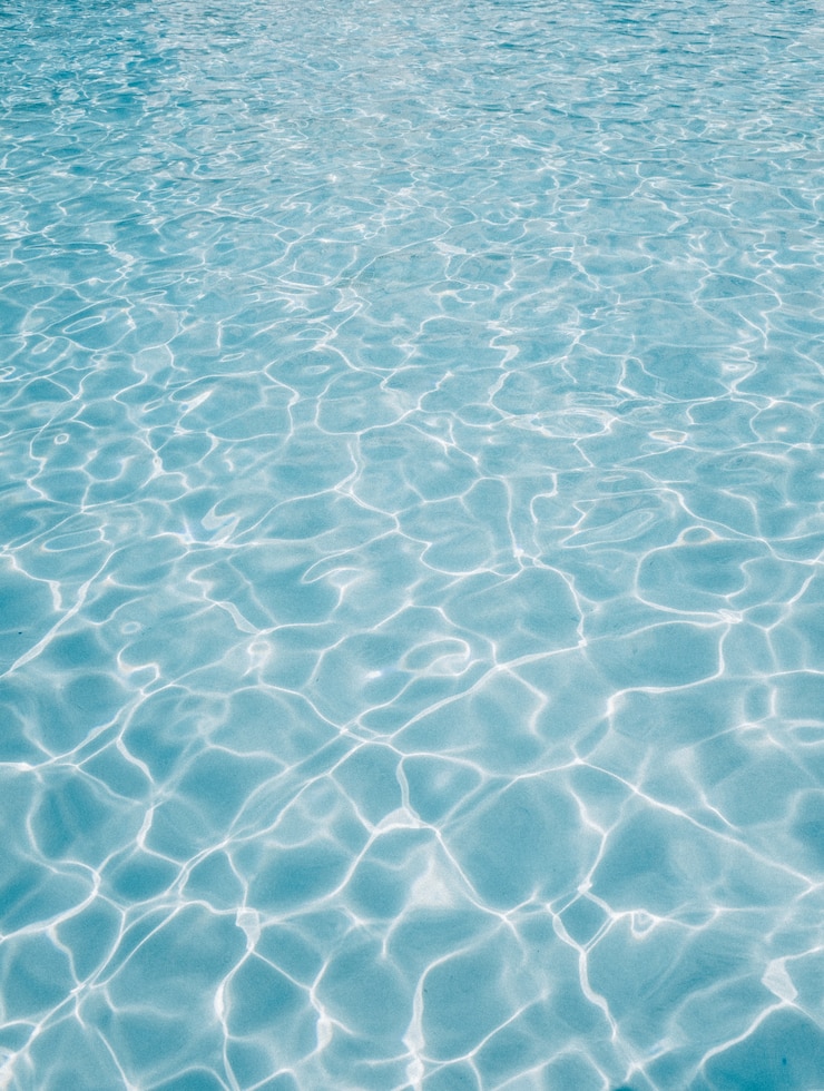 Gratis Foto mooi schot van golvend kristalblauw water voor achtergrond