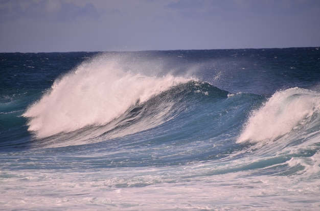 Mooi schot van grote golven in de oceaan van de Canarische eilanden in Spanje
