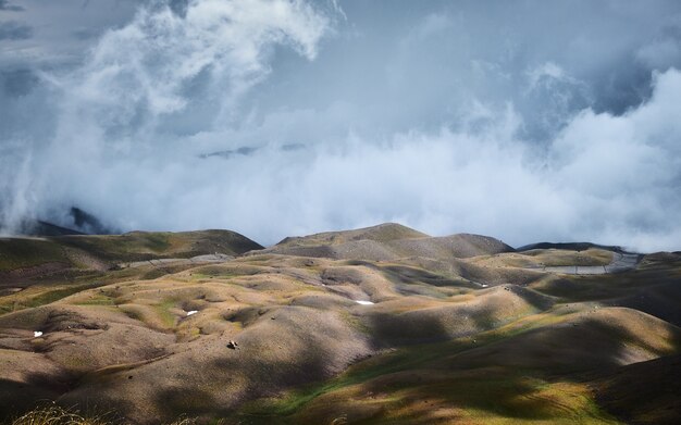 Mooi schot van heuvels met een blauwe bewolkte hemel op de achtergrond