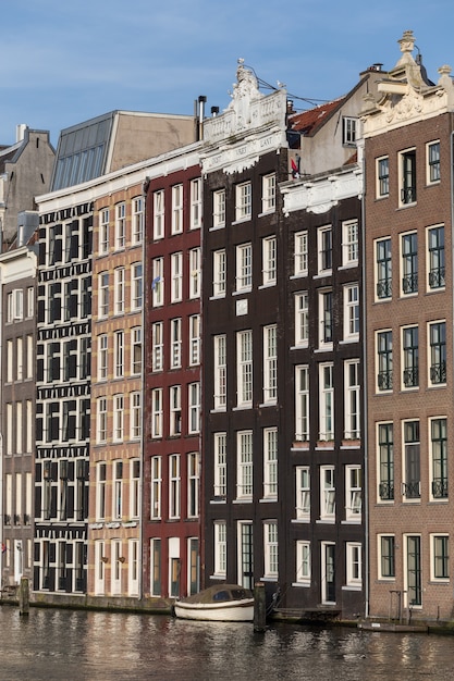 Mooi schot van kleurrijke gebouwen in Amsterdam, Nederland