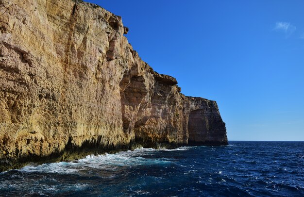 Mooi schot van koraalachtige kalkstenen zeekliffen in Migra il-Ferha, Maltese eilanden, Malta