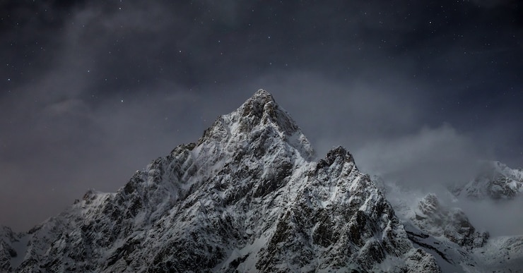 Gratis Foto mooi schot van rotsachtige bergen bedekt met witte sneeuw