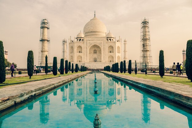 Mooi schot van Taj Mahal-gebouw in Agra, India onder een bewolkte hemel