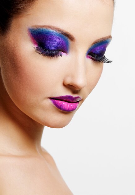 Mooi sexy vrouwelijk gezicht met heldere schoonheid fashion make-up