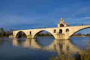 Gratis foto mooi shot van een avignon bridge in frankrijk met een blauwe lucht