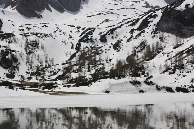 Mooi shot van een meer omgeven door hoge rotsachtige bergen bedekt met sneeuw