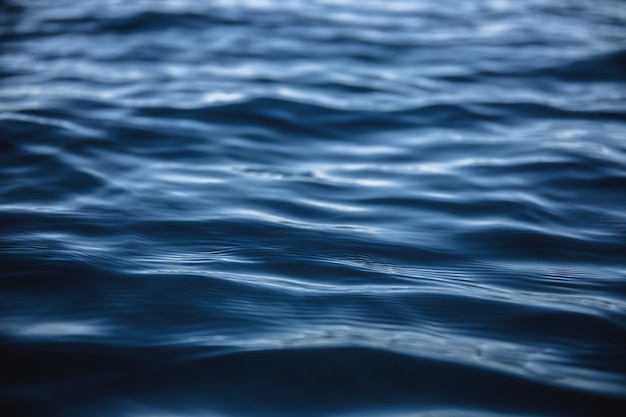 Mooi shot van een watermassa met golven van de zee