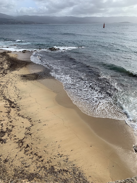 Mooi shot van een zandstrand onder de bewolkte hemel in Ajaccio, Corsica, Frankrijk