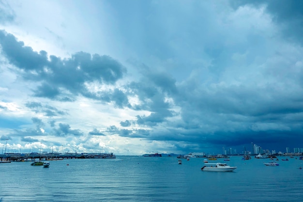 Mooi shot van een zee met boten onder een blauwe bewolkte hemel