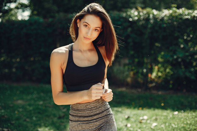 Mooi sportenmeisje in een de zomerpark