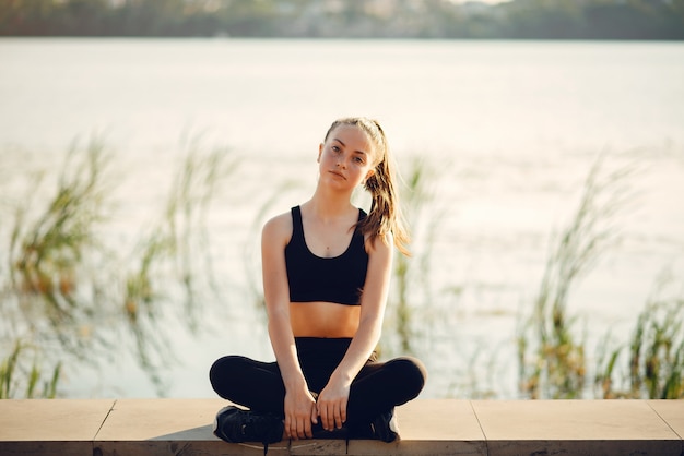 Gratis foto mooi sportmeisje in een de zomerpark