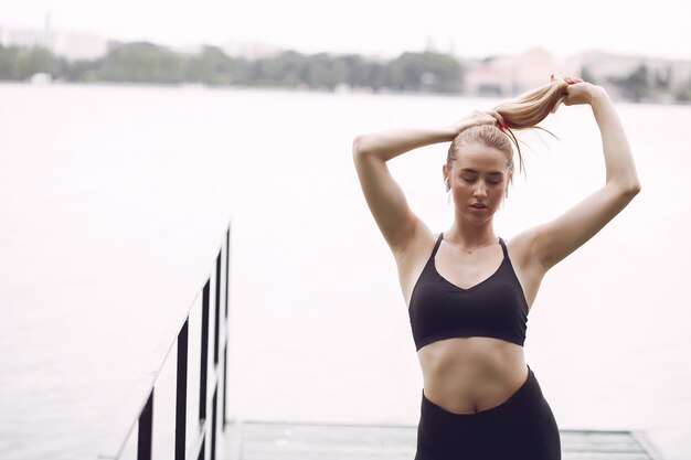 Mooi sportmeisje in een de zomerpark