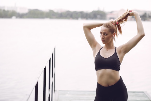 Mooi sportmeisje in een de zomerpark