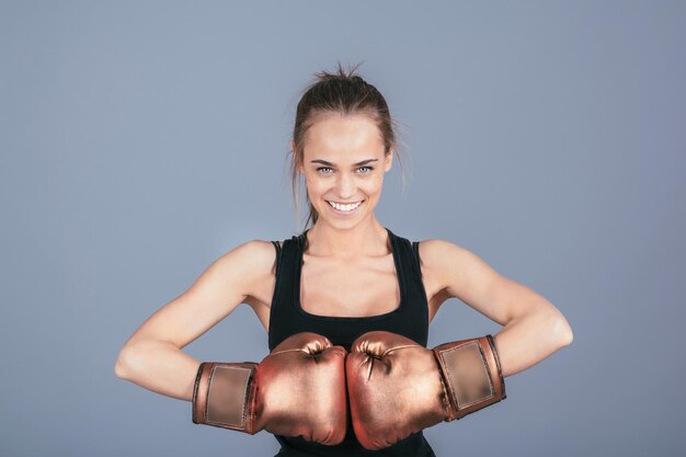 Mooi sportmeisje met bokshandschoenen