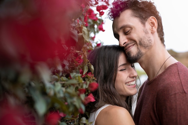 Gratis foto mooi stel dat liefde aan elkaar toont