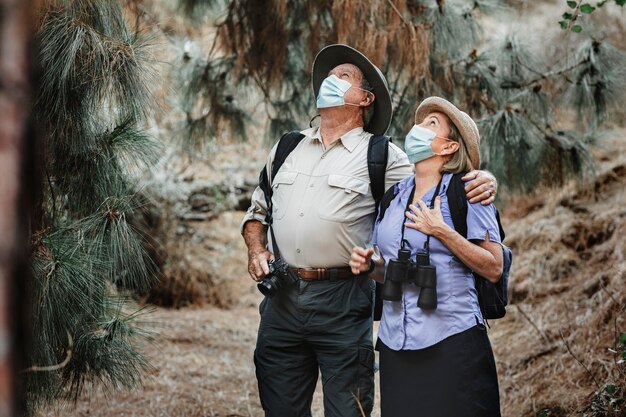 Mooi stel reist terwijl ze een masker dragen om zichzelf te beschermen tegen covid-19